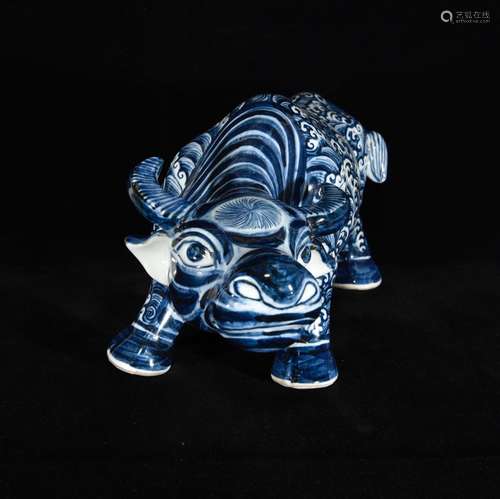 Blue and white cow statue, 19 * 42 * 14,