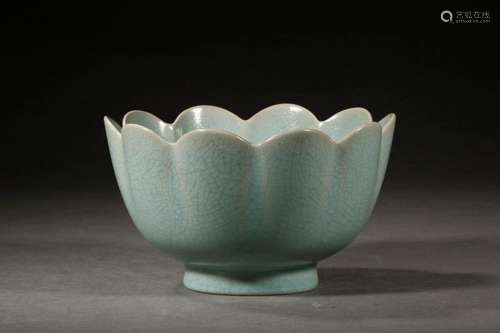 , the northern songyour kiln lotus bowlSize, 10.3 cm high 17...