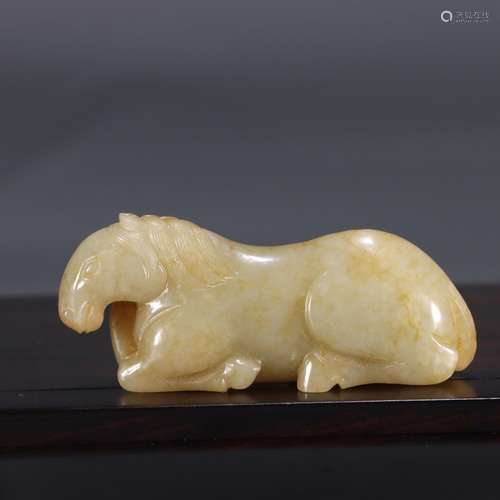 Lie: hetian jade horse carvingsSize: 8.2 cm long, 3.3 cm hig...