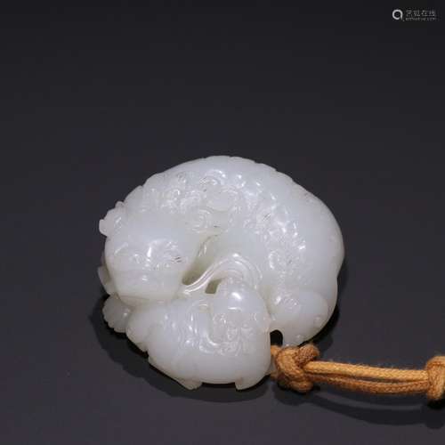 Hetian Bai Yuzi female animal carvings.Size: 5.1 cm high 1.8...