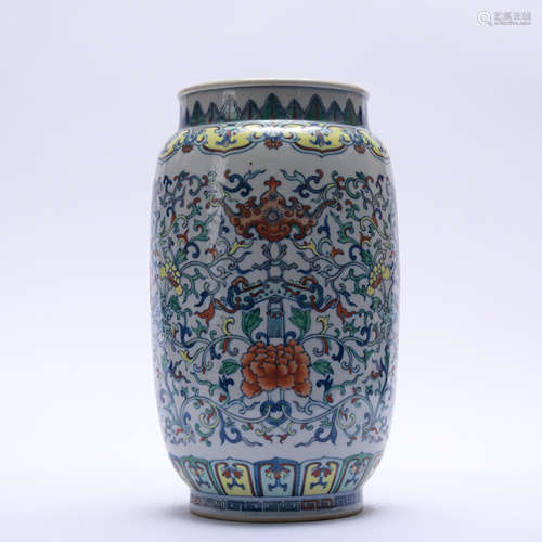 A Dou cai 'floral' jar