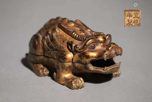 旧藏宣德精铸铜胎泥金兽形砚盒