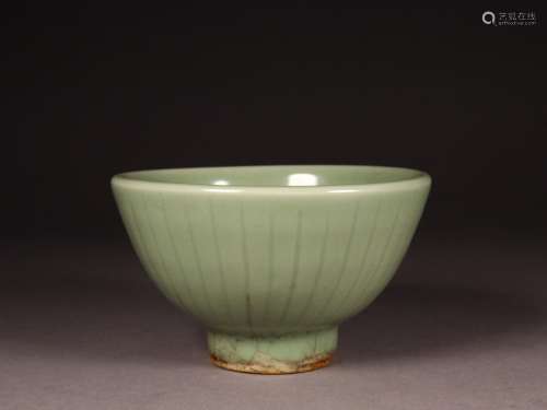 longquan bowlSize 8.1 cm diameter of 13.8 cm weighs 456.7 g....