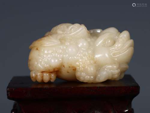 Hetian jade carving a toad press of the hand.Size: 4 cm high...