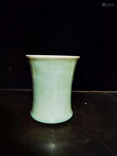 Pea green glaze pen container