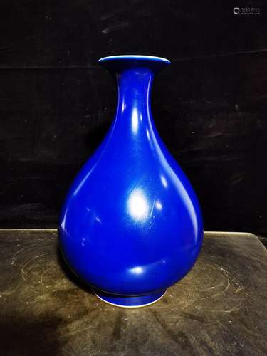 The blue glaze bottle a pair