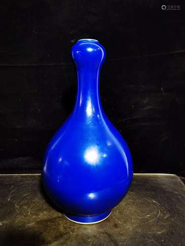 The blue glaze bottle a pair