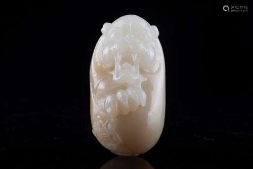 Hetian jade sugar pieces in handSpecification: 3.4 * 3.4 * 6...