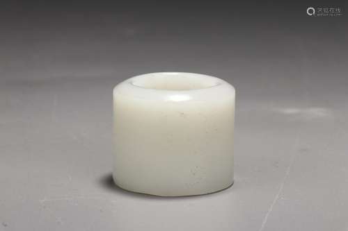 : hetian jade BanZhi3.4 ㎝ diameter, diameter 2.2 ㎝, high 2.9...