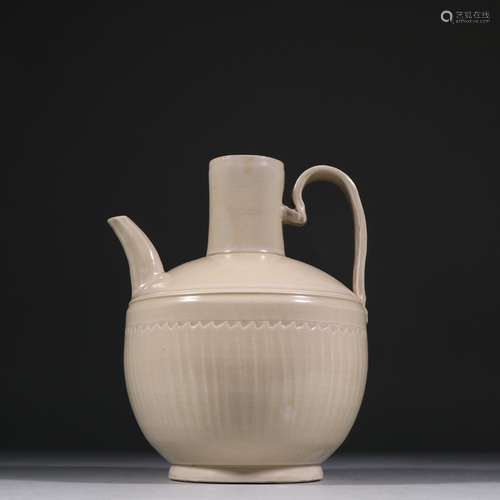 Ding kiln porcelain ewerSpecification: 18.9 cm high 14.2 cm ...