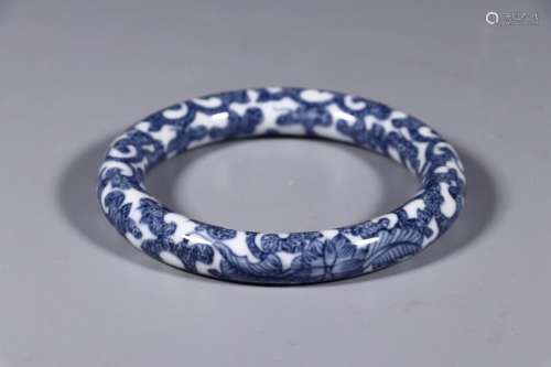 Blue and white flower bracelet around branchesSize: 8.1 cm i...
