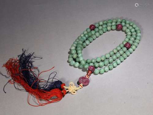 Jade, holding a rosarySpecification: bead diameter 1 cm weig...