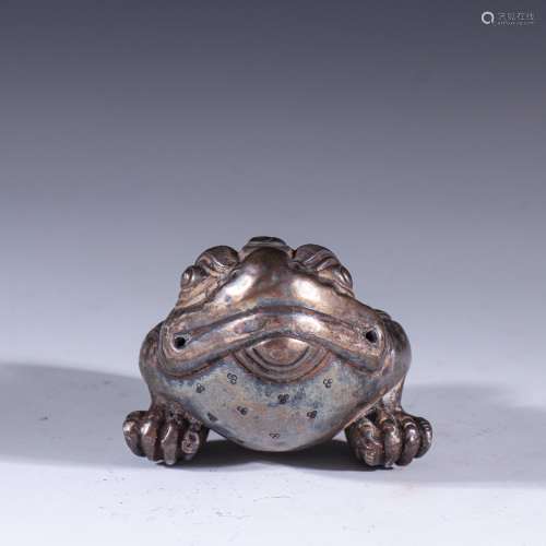 The old silver spittor paperweight carvingsSpecification: 3....