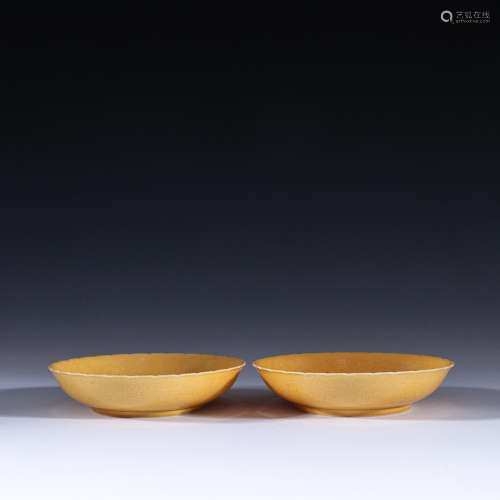 Lemon yellow glazed carved dragon aoi plate of a pair of mou...