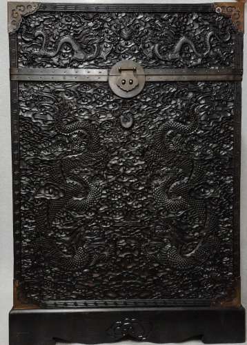 In the Qing Dynasty, red sandalwood high relief dragon patte...