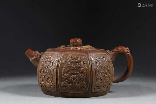 In the Qing Dynasty, the purple clay pot with dragon motif