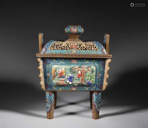 In the Qing Dynasty, cloisonne inlaid with emerald square tr...