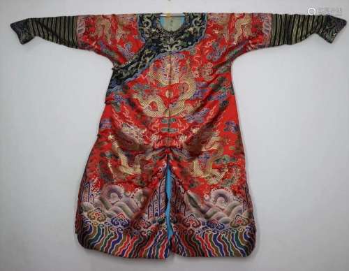 In the Qing Dynasty, Kangxi makeup satin red dragon robe
