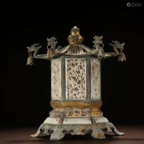 In ancient China, bronze gilded gold inlaid jade dragon towe...