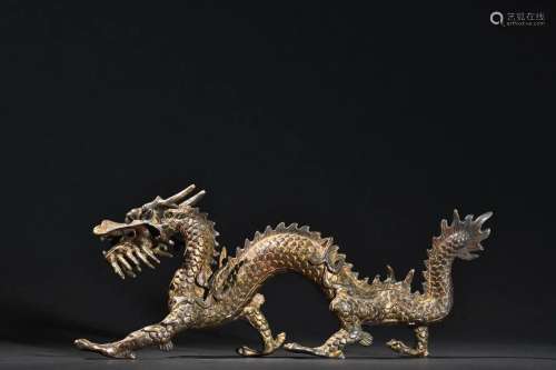 In the Qing Dynasty, bronze body painted gold dragon ornamen...
