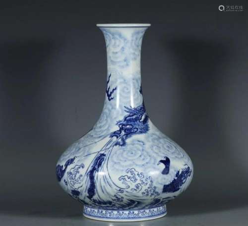 In the Qing Dynasty, the blue and white cloud dragon pattern...