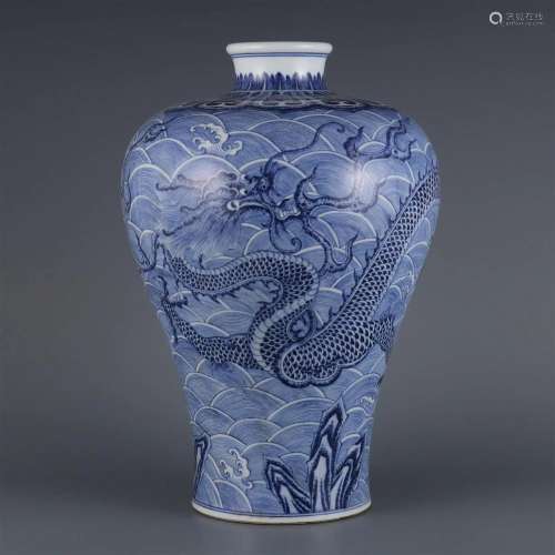 In the Qing Dynasty, the plum vase with blue and white river...