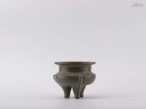 longquan three-legged incense burnerSize: 11 cm diameter 11....