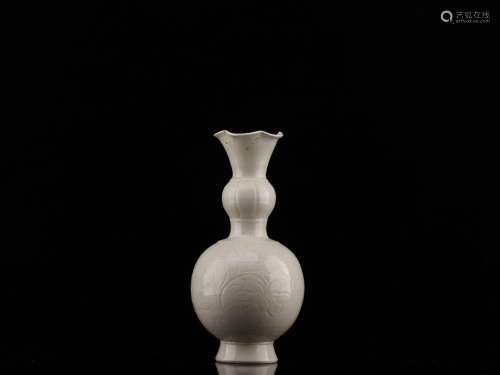 The oldporcelain lotus mouth bottle craftSize: 28.3 cm diame...