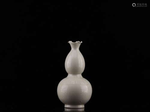 white glazed porcelain lotus mouth bottle gourdSize: 29 cm d...