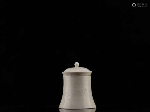 The oldporcelain tea potSize: 17.7 cm diameter, 9.5 cm high ...