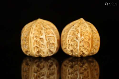 Old tooth walnut pair, fine teeth expected seiko carving, sl...