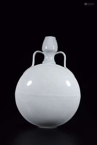 : white glaze on bottlesSize: 13 cm high 30 cm long 22 cm wi...