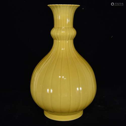 Yellow glaze melon leng bottle, 32.5 x 20,