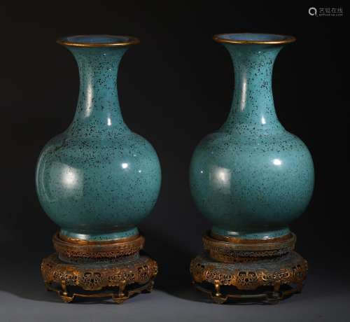 en urn a pair of embedded, green glazeSize, 22 cm high 37.5 ...