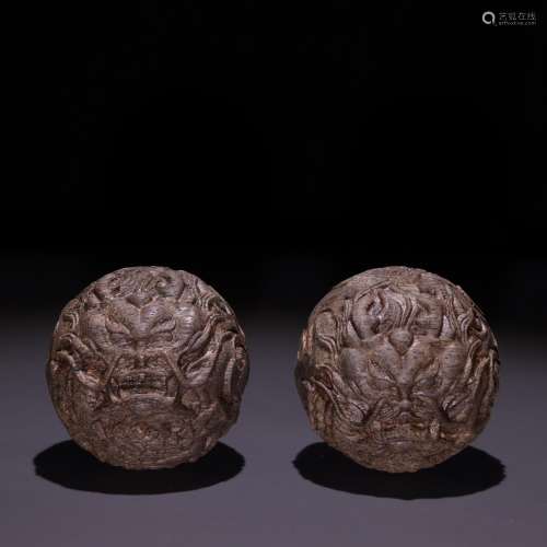 Night aloes carved dragon handball pairSpecification: bead d...