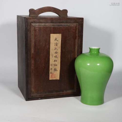 Apple green glaze plum bottle.Size: 28.1 cm diameter, 5.5 cm...