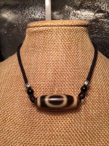 At day beadThe beads of light black and white points, can pr...
