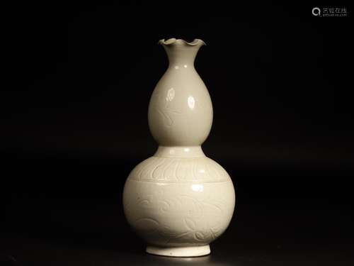 Porcelain craft lotus mouth bottle gourdSize: 29 cm diameter...