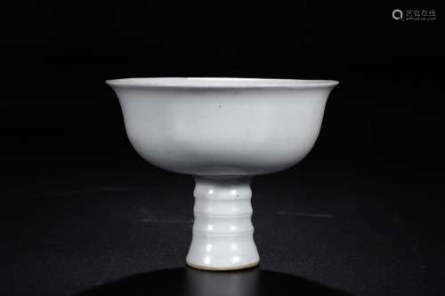 W number 4086: sweet white glaze footed bowlThe bottom of th...