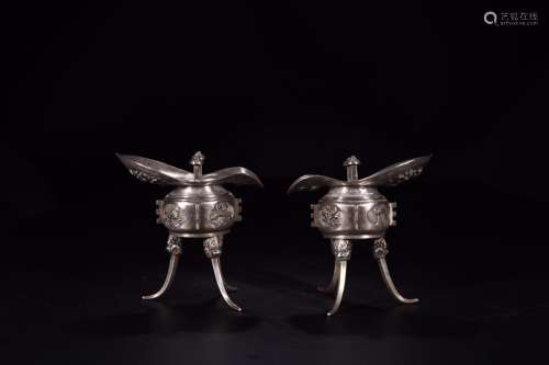 : silver goblet of a couple11 cm long and 11.6 cm wide and 6...