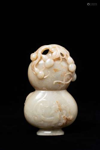 A JADE GOURD BOTTLE CARVED WITH CHI-DRAGON IN QIN DYNASTY