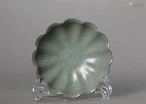 GUAN KILN, BOWL WITH HIBISCUS-SHAPED RIM