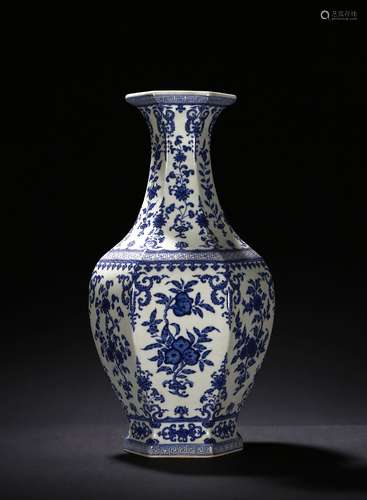 A BLUE AND WHITE HEXAGONAL VASE