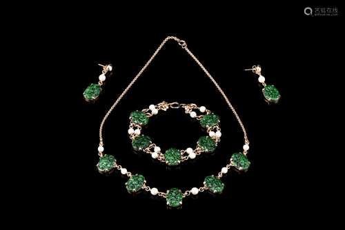 ONE 18K GOLD FLOWER EMERALD NECKLACE, ONE PAIR OF EARRINGS