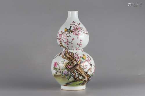 Colored enamel mei magpie on the gourd bottleSize: 29.5 cm h...