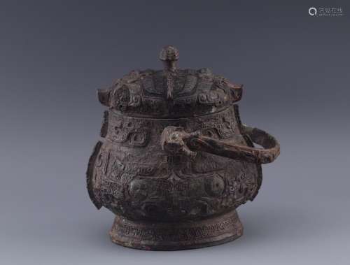 Chow period bronze girder halogenSize: 20.2 cm diameter, 11....