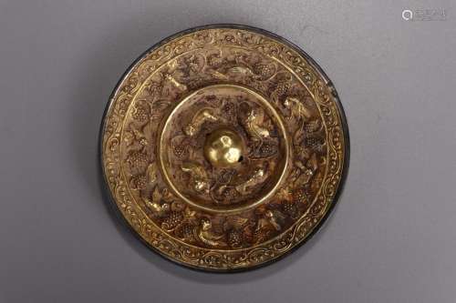 Sycee mirror: silver and gold sea grapesDiameter of 10.8 cm,...