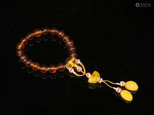 .Eighteen son 11 mi amber round pearl holding a beadSize: 1....