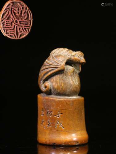 .Bamboo hand-carved bat grain to sealSize: 5.3 cm high, 3.1 ...