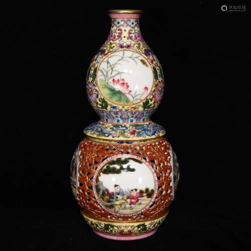 Colored enamel hollow-out YingXiWen gourd bottle which trans...